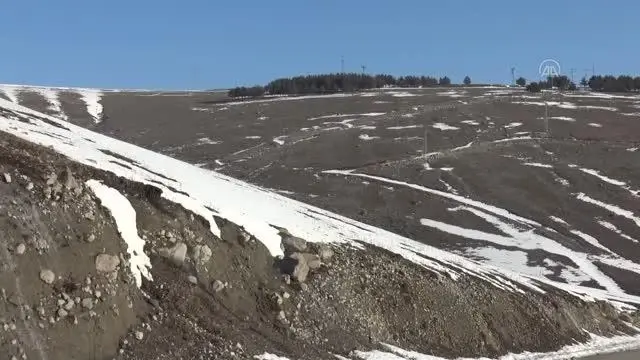 Sarıkamış'ta kar ve buz kütleleri şehir dışına taşınıyor Sarıkamış'ta kar ve buz kütleleri şehir dışına taşınıyor