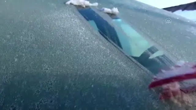 Sarıkamış'ta kar ve buz kütleleri şehir dışına taşınıyor Sarıkamış'ta kar ve buz kütleleri şehir dışına taşınıyor