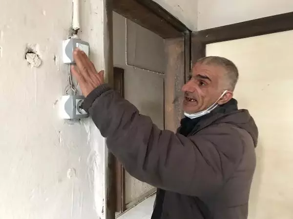 Şizofreni hastası kardeşlerin evinden 1 kamyonet çöp çıktı Şizofreni hastası kardeşlerin evinden 1 kamyonet çöp çıktı