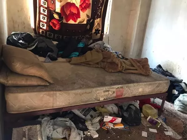 Şizofreni hastası kardeşlerin evinden 1 kamyonet çöp çıktı Şizofreni hastası kardeşlerin evinden 1 kamyonet çöp çıktı