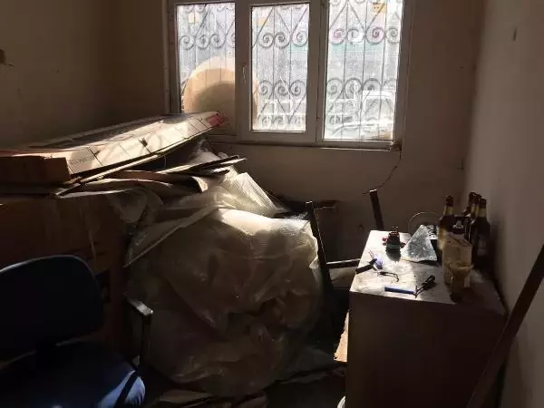 Şizofreni hastası kardeşlerin evinden 1 kamyonet çöp çıktı Şizofreni hastası kardeşlerin evinden 1 kamyonet çöp çıktı