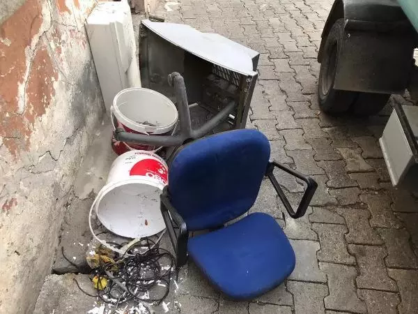 Şizofreni hastası kardeşlerin evinden 1 kamyonet çöp çıktı Şizofreni hastası kardeşlerin evinden 1 kamyonet çöp çıktı