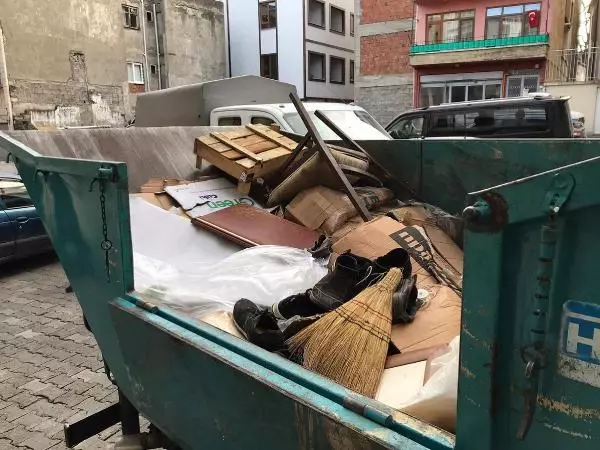 Şizofreni hastası kardeşlerin evinden 1 kamyonet çöp çıktı Şizofreni hastası kardeşlerin evinden 1 kamyonet çöp çıktı