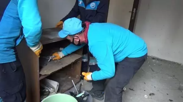 Şizofreni hastası kardeşlerin evinden 1 kamyonet çöp çıktı Şizofreni hastası kardeşlerin evinden 1 kamyonet çöp çıktı