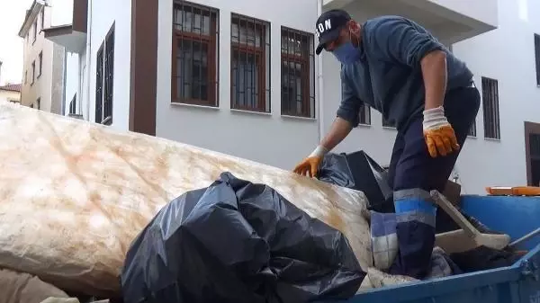 Şizofreni hastası kardeşlerin evinden 1 kamyonet çöp çıktı Şizofreni hastası kardeşlerin evinden 1 kamyonet çöp çıktı