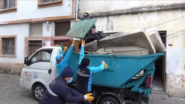 Şizofreni hastası kardeşlerin evinden 1 kamyonet çöp çıktı Şizofreni hastası kardeşlerin evinden 1 kamyonet çöp çıktı