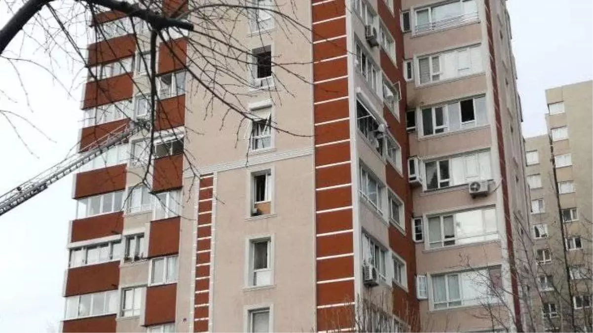Son Dakika: Apartmandakiler panikle dışarıya koştu! Bahçelievler'de 14 katlı binada patlama