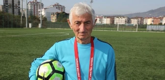 83 yaşındaki antrenör Aziz Tokat, 58 yıllık takımıyla iki yıllık daha sözleşme imzaladı
