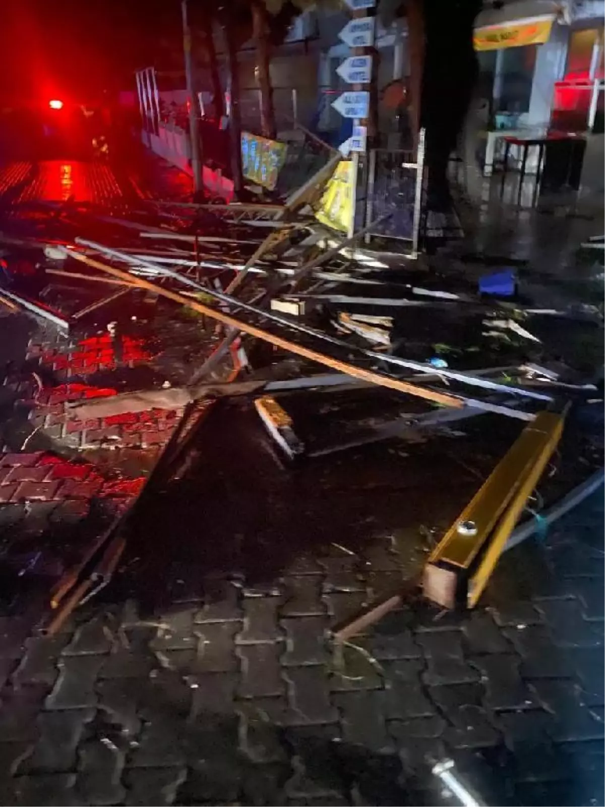 Ayvalık'ı fırtına ve dolu vurdu