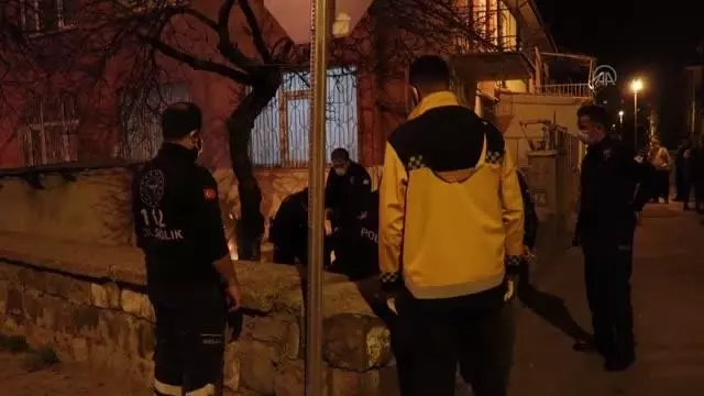 Bahçesindeki ağacı yakmaya çalışan bir kişi komşularının şikayetiyle gözaltına alındı Bahçesindeki ağacı yakmaya çalışan bir kişi komşularının şikayetiyle gözaltına alındı