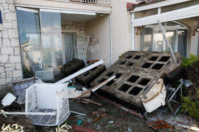 Başkan Soyer, hortumun vurduğu bölgede: Akla hayale gelmeyecek bir tabloyla karşı karşıyayız