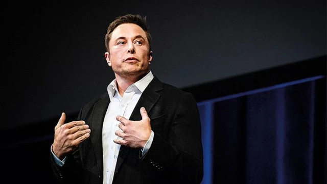 Elon Musk, Tesla Roadster modeli aracını uçurmayı planlıyor