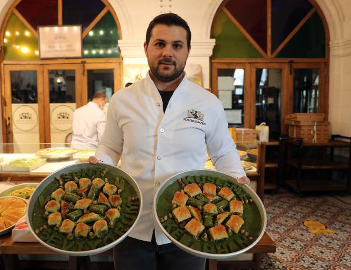 Gaziantep'te Sevgililer Günü için isme özel baklava tepsisi yapılıyor