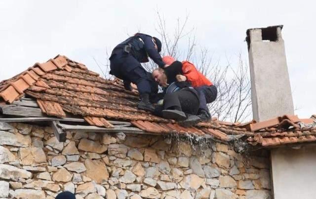 İntihar girişiminde bulundu, kendisini ikna eden polislerden maske istedi