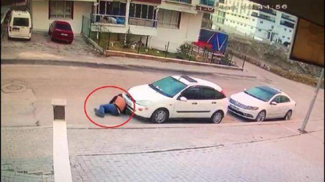 İşe gitmek için kaldırımda beklerken, başkasına düzenlenen silahlı saldırıda öldü