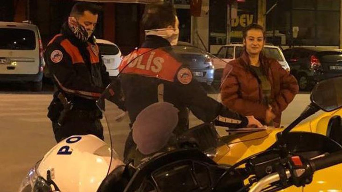 Kısıtlamada yakalanıp ceza yiyince gülmeye başlayıp poz verdi