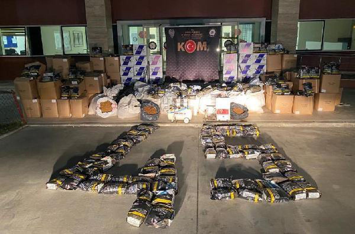 Manisa'da kaçak 180 bin makaron ve 1 ton 315 kilogram kıyılmış tütün ele geçirildi