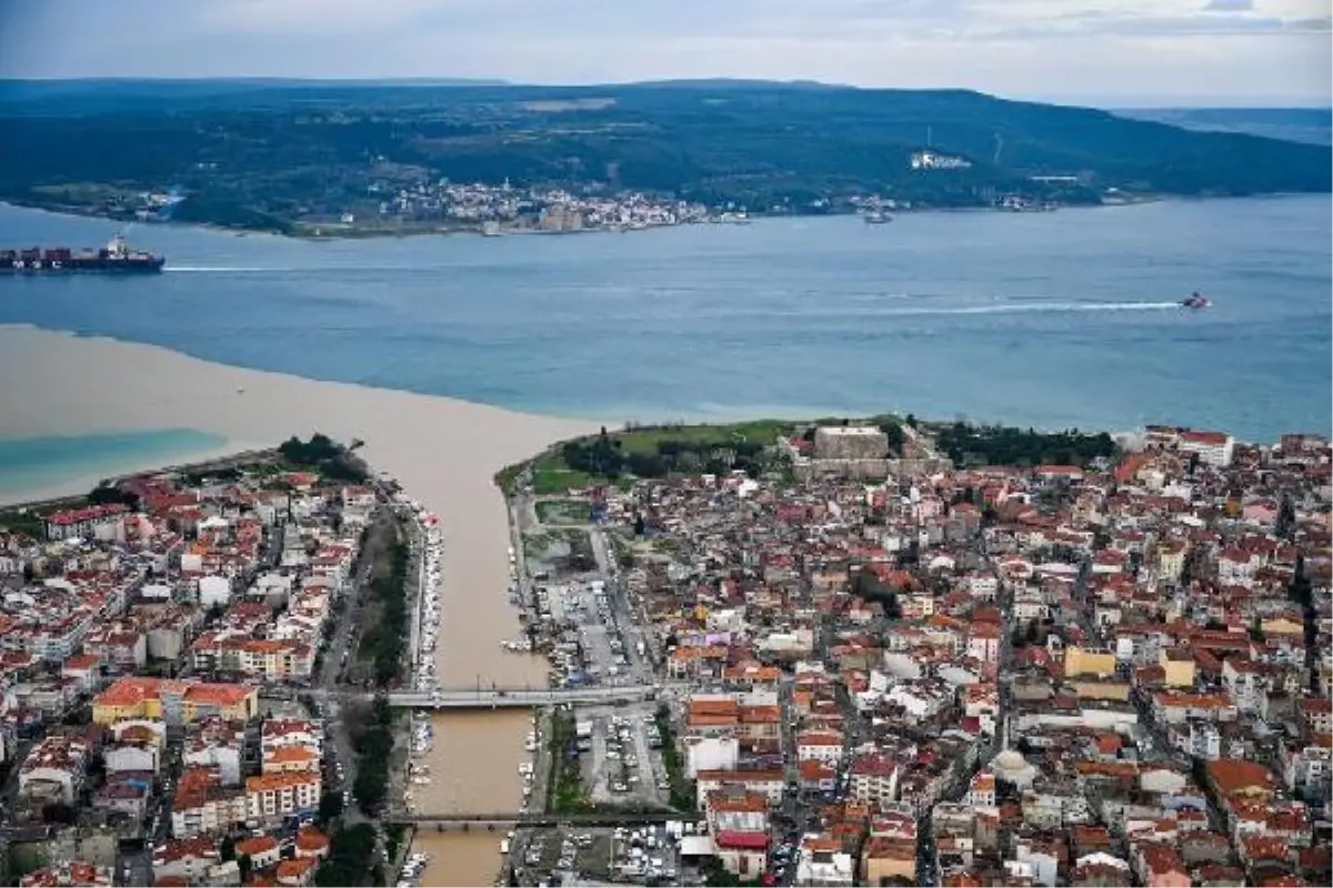 Sarıçay'dan akan çamurlu su, Çanakkale Boğazı'nın rengini değiştirdi