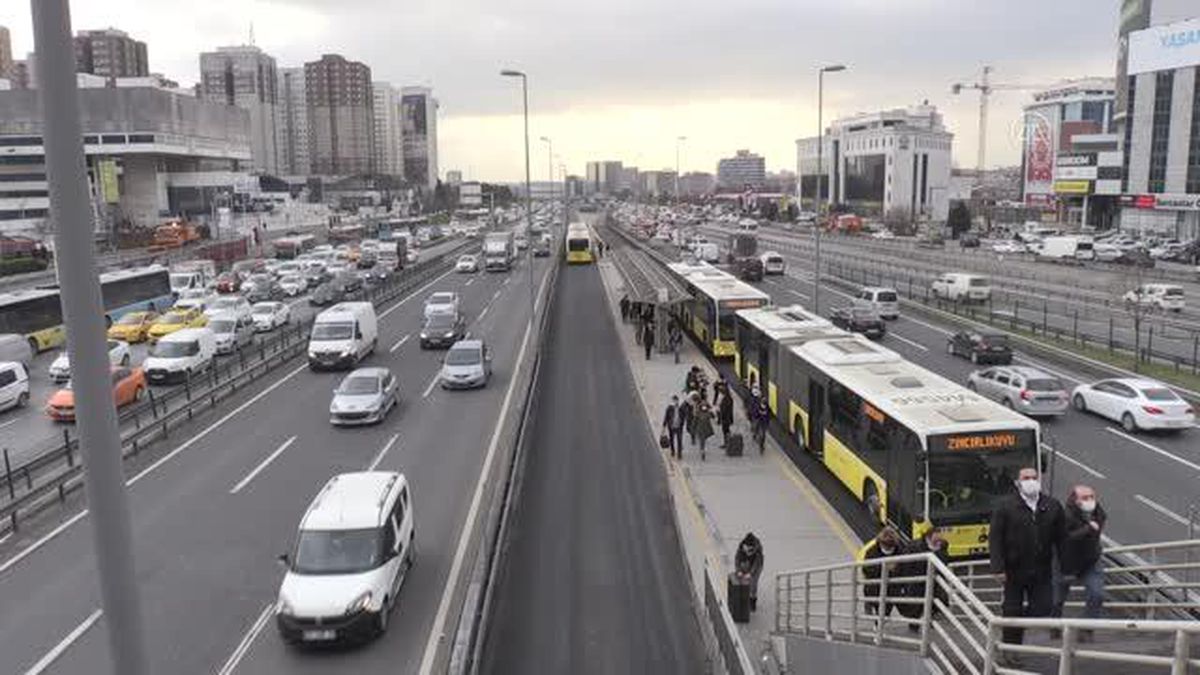 Sokağa çıkma kısıtlaması öncesinde trafik yoğunluğu