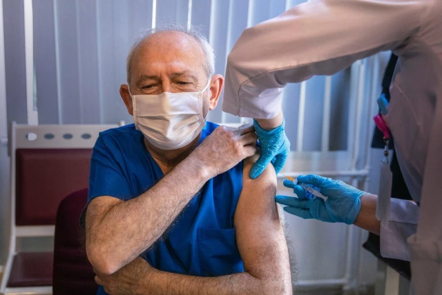 Son Dakika! 'Sıramı bekleyeceğim' diyen Kılıçdaroğlu koronavirüs aşısının ilk dozunu yaptırdı