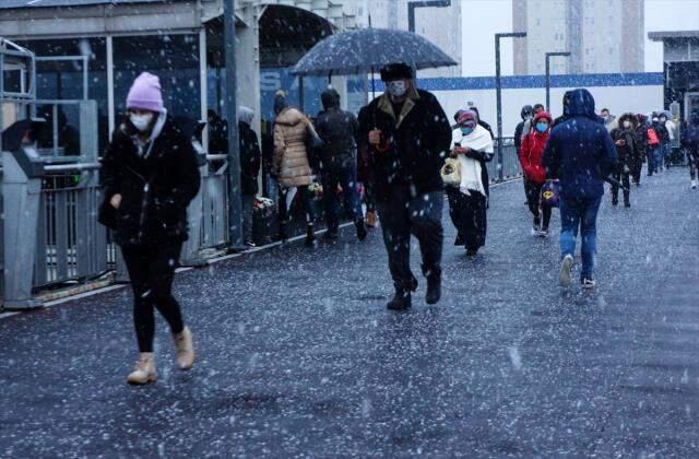 Son Dakika! Sıcaklık 15 derece birden düştü, uyarıların ardından İstanbul'da kar yağışı başladı