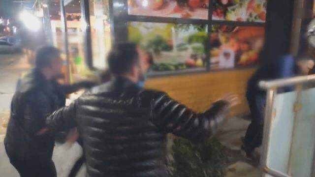Sultangazi'de fuhuş iddiası ortalığı karıştırdı; Sokakta birbirlerine girdiler