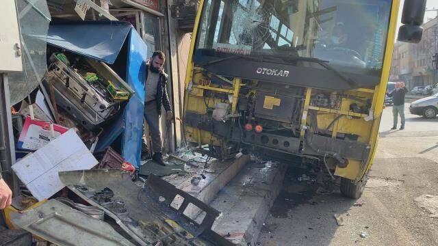 Taksiyle çarpışan özel halk otobüsü büfeye daldı: 1 kişi öldü, 9 kişi yaralandı