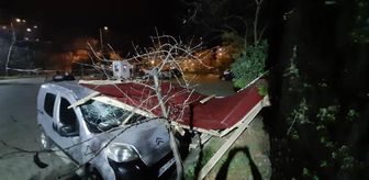Trabzon'da çatı uçtu, 2 otomobil hasar gördü