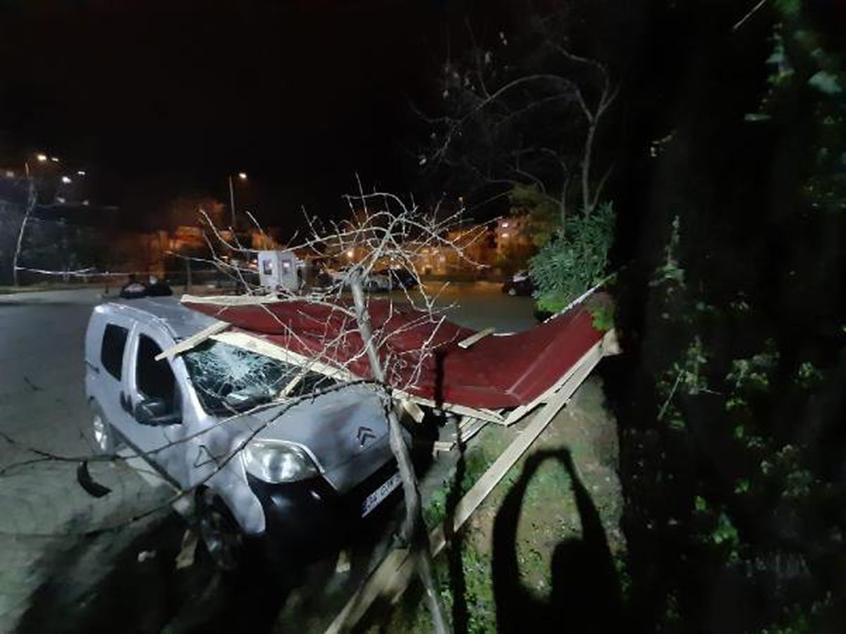 Trabzon'da çatı uçtu, 2 otomobil hasar gördü