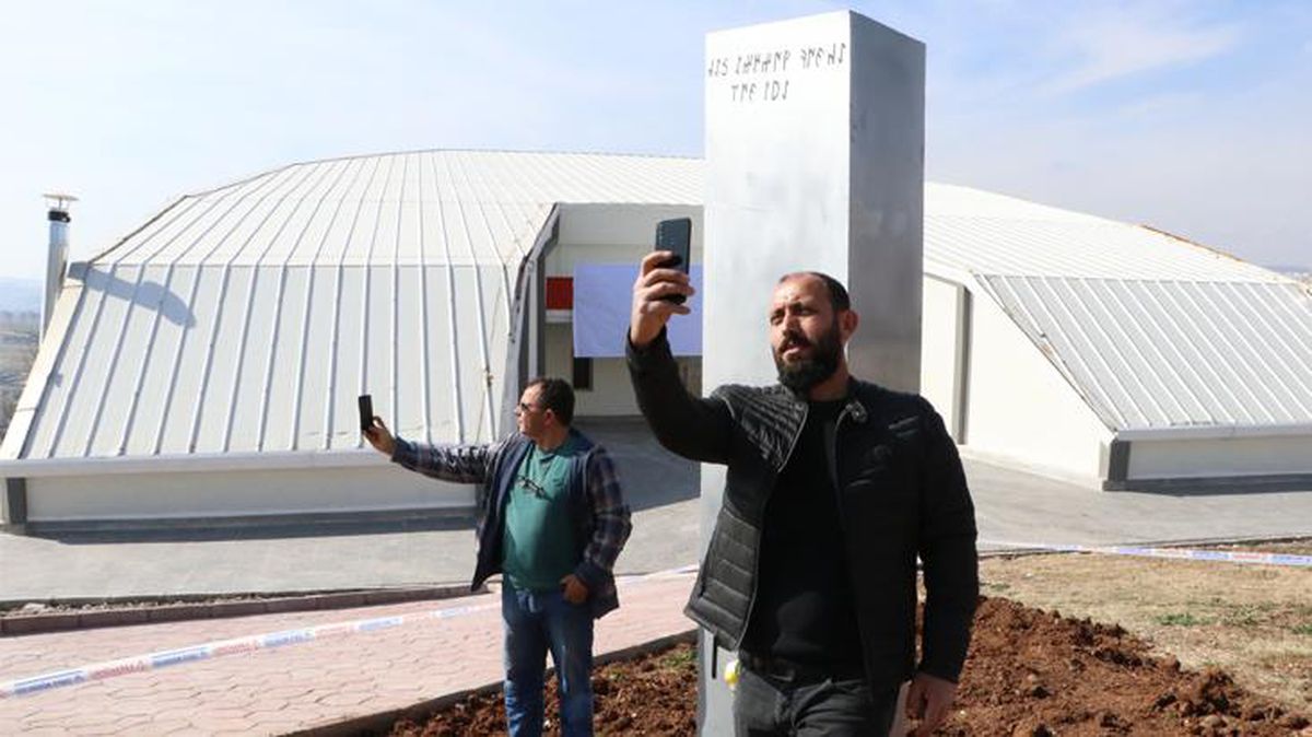Uzay programı için Göbeklitepe'ye yerleştirilen monolitin bir benzeri Şanlurfa'da kent merkezine dikildi