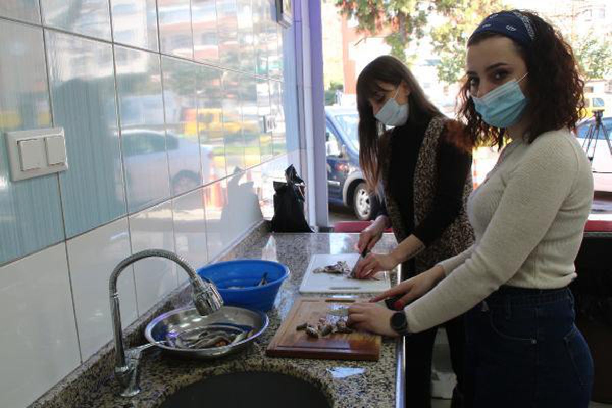 Abla-kardeş, 20 metrekarelik dükkanda 'Erkek işi' diye tabir edilen baba mesleğini yapıyor