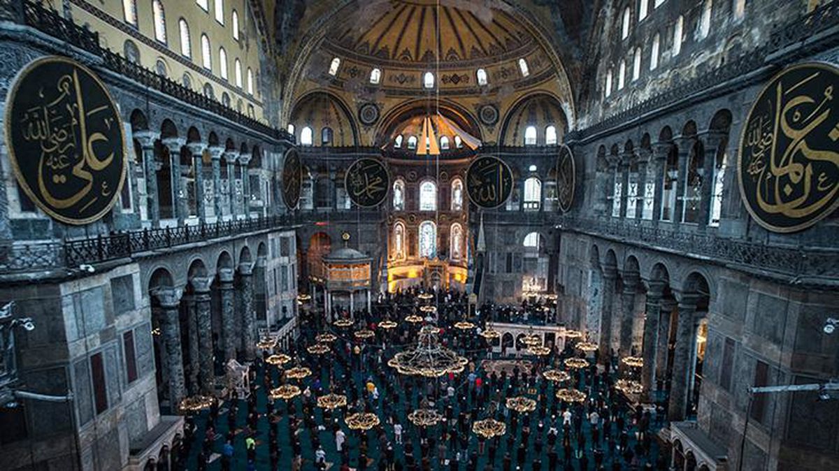 Cumhurbaşkanı Erdoğan'ın 'Taçlı yıldızımız' dediği Ayasofya Camii yeni çehresiyle hayran bıraktı