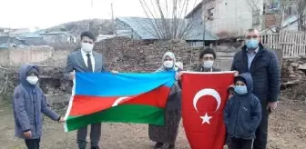 Azerbaycanlı kadının bayrak isteğini kaymakam yerine getirdi