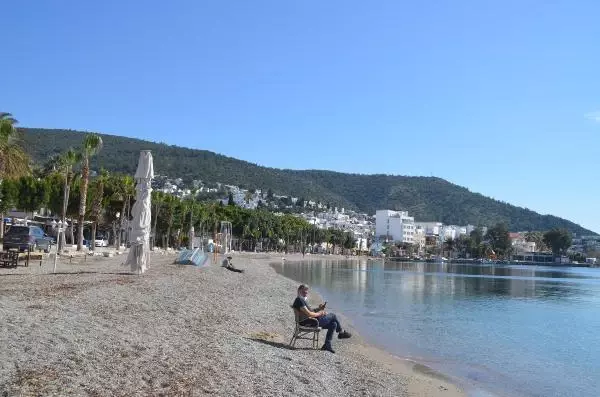 Bodrum'da güneşli havanın keyfini turistler çıkardı Bodrum'da güneşli havanın keyfini turistler çıkardı