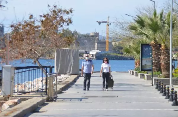 Bodrum'da güneşli havanın keyfini turistler çıkardı Bodrum'da güneşli havanın keyfini turistler çıkardı