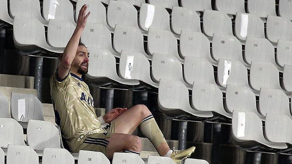Oyundan alınan Fenerbahçeli Caner Erkin, saha kenarındaki şişeleri tekmeledi