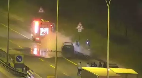 Çatalca'da araç yangını güvenlik kamerasında Çatalca'da araç yangını güvenlik kamerasında