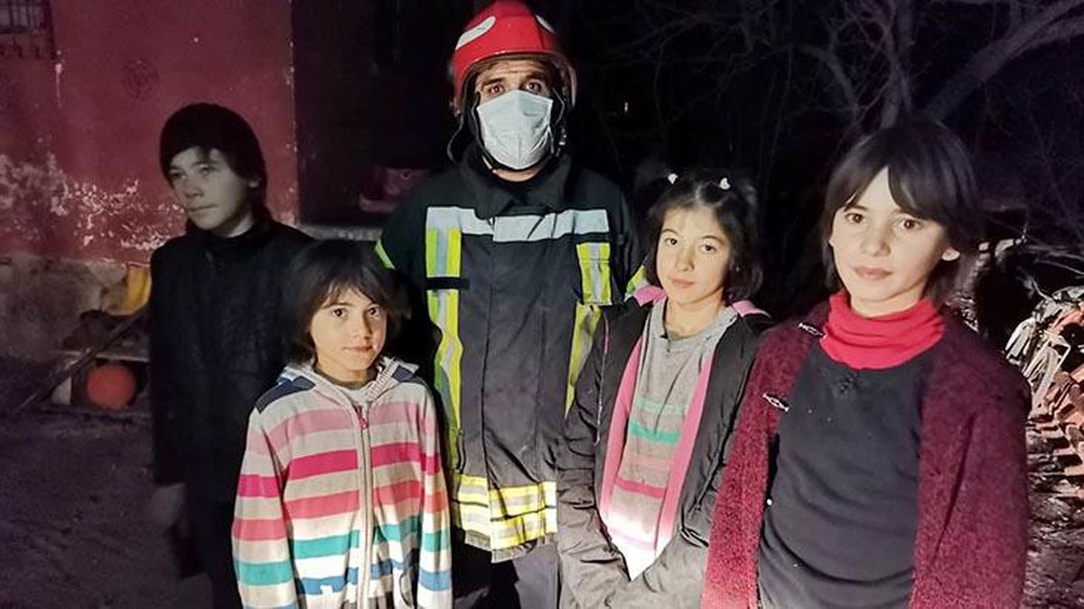 Çocuklardan itfaiyecilere tebessüm ettiren not: Sizi seviyoruz ama büyüyünce polis olacağız