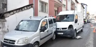 Kenan Şahin: El freni çekilmeyen minibüs, hareketlenip 2 araç ile trafik levhasına çarptı Kenan Şahin: El freni çekilmeyen minibüs, hareketlenip 2 araç ile trafik levhasına çarptı