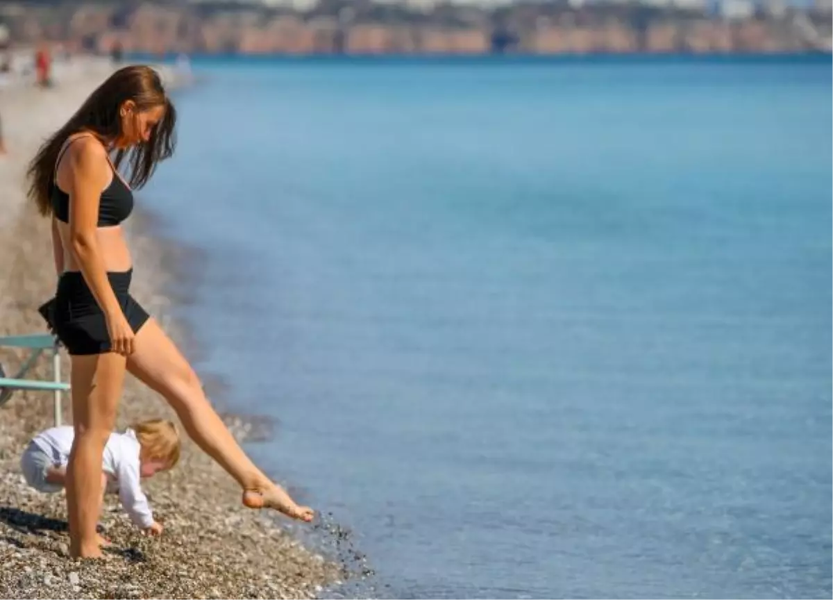 56 saatlik kısıtlamada sahiller turistlere kaldı, güneşin ve denizin tadını çıkardılar