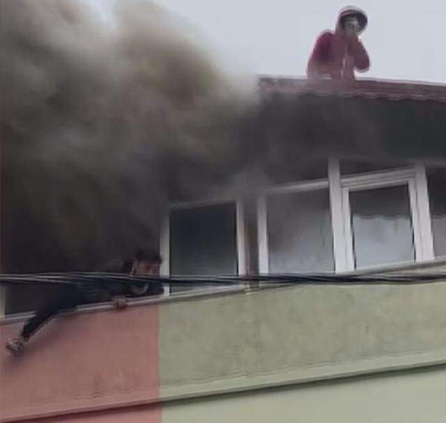 İstanbul'da iki kuzen alevlere teslim olan daireden son anda kurtarıldı