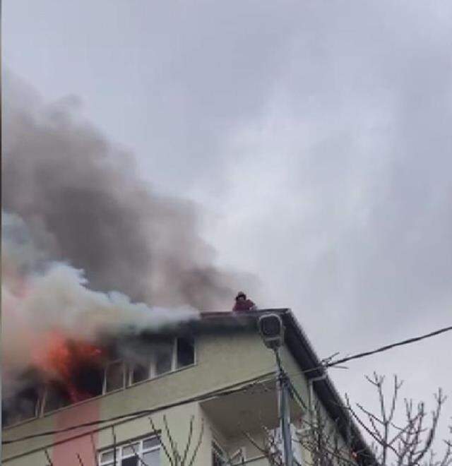 İstanbul'da iki kuzen alevlere teslim olan daireden son anda kurtarıldı
