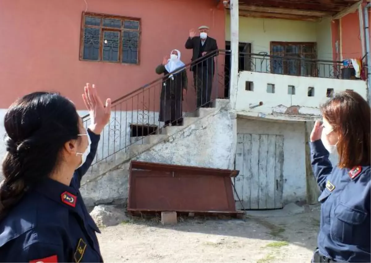 Jandarmadan, Sevgililer Gününde evlenen yaşlı çifte sürpriz ziyaret