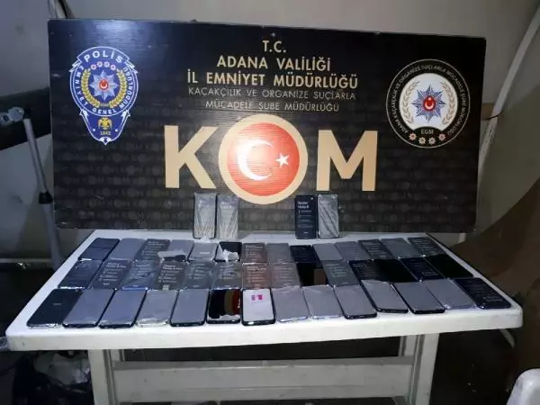Kaçak cep telefonları battaniyenin arasında ele geçti Kaçak cep telefonları battaniyenin arasında ele geçti