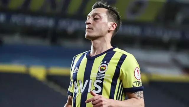 Mesut Özil, who did not read the Turkish National Anthem before the match, was lynched on social media