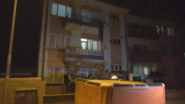 Oğlu 3. kattan atladı, anne gözyaşları içinde izledi