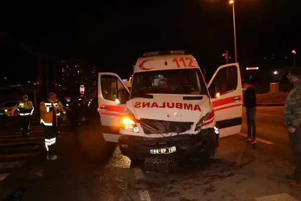 Otomobil ve ambulans çarpıştı! 3 kişi yaralandı, hamile kadın ambulansta doğum yaptı Otomobil ve ambulans çarpıştı! 3 kişi yaralandı, hamile kadın ambulansta doğum yaptı