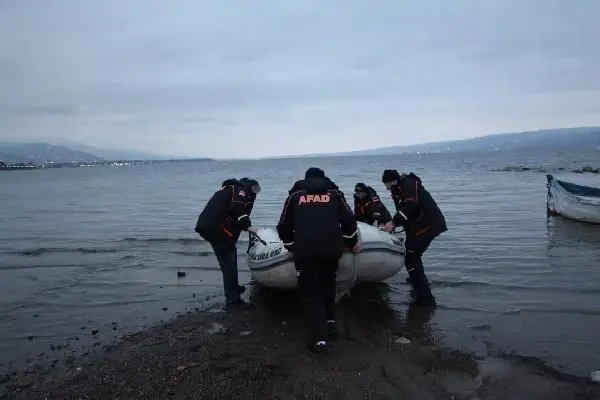 Sapanca Gölü'nde mahsur kalan 5 genç, AFAD ekiplerince kurtarıldı Sapanca Gölü'nde mahsur kalan 5 genç, AFAD ekiplerince kurtarıldı