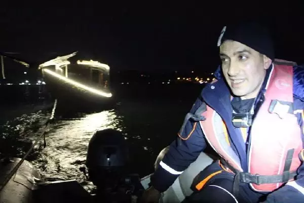Sapanca Gölü'nde mahsur kalan 5 genç, AFAD ekiplerince kurtarıldı Sapanca Gölü'nde mahsur kalan 5 genç, AFAD ekiplerince kurtarıldı