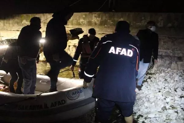 Sapanca Gölü'nde mahsur kalan 5 genç, AFAD ekiplerince kurtarıldı Sapanca Gölü'nde mahsur kalan 5 genç, AFAD ekiplerince kurtarıldı